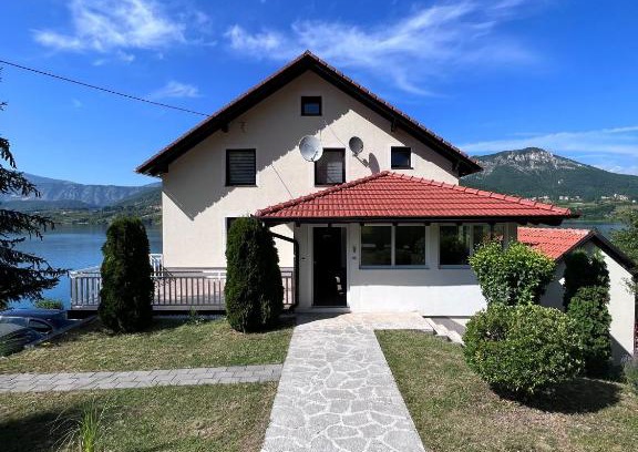 Herzegovina-Neretva Canton House | Idyllic Kuća za odmor Oaza mira with Private Beach & Hot Tub