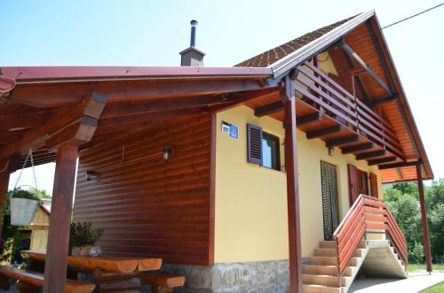 Gospic Ski Chalet | Experience Kuća za odmor Paćan: 4-Star Oceanfront Retreat