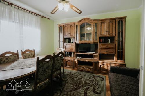 Dakovo House | Family-Friendly Retreat at Kuća za odmor Proljeće