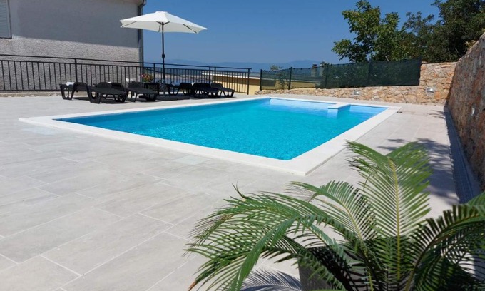 Klanfari Villa | Tranquil Kuća za odmor Sara with Oceanfront Pool Access