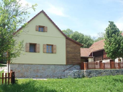 Brinje Ski Chalet | Comfortable Getaway at Kuća za odmor Vučetić