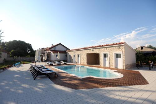 Gradina Apartment | Pet-Friendly Oceanfront Retreat: Kuće za odmor Brkić