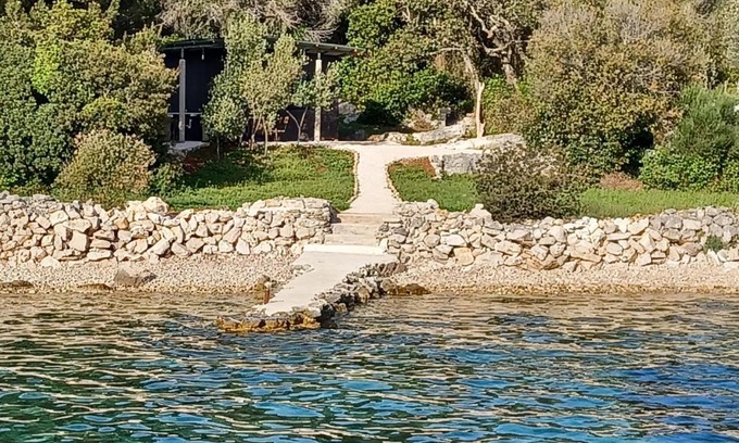 Iz Other | Cozy Kućica s Molom: Oceanfront Retreat for Families