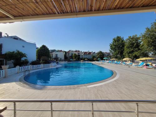 Kadnlar Denizi Mahallesi Villa | Discover Tranquility at Kuşadası with Poolside Relaxation