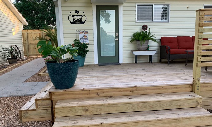 Shiner House | Discover Kuby's Place: Downtown Shiner Casita Awaits