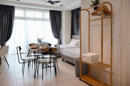 Kuching Apartment | Sunset City View Balcony at 4-Star Snuggle Kuching