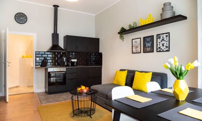 Halensee Apartment | Comfortable Stay at Kudamm with AC & Self Check-In