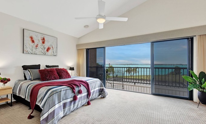 Yarrawonga House | Serene Kudoya Waters with Parkland and Lake Views