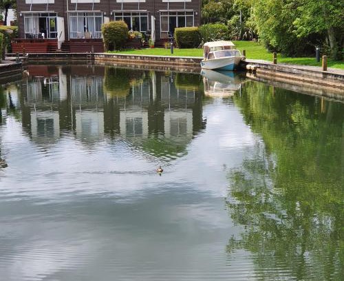 Mourea House | Relaxing Kuituna on the Canal Villa with Pool & Dining