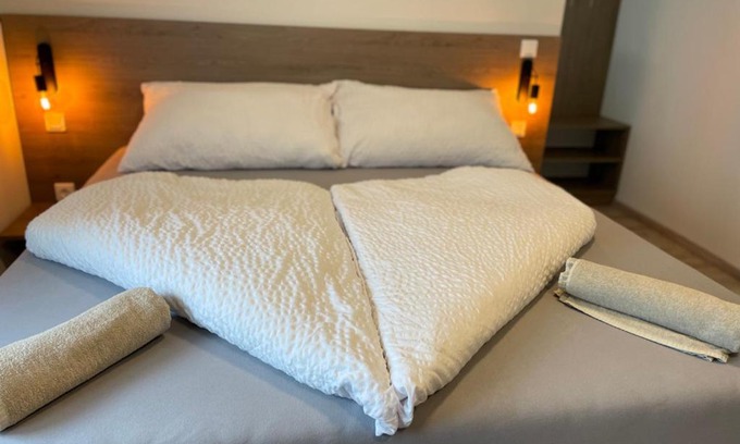 Balatonujlak Bed & Breakfast | Top-Rated Kukorica Csárda Apartman with Hot Tub & Dining