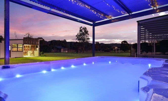 Broke House | Relax at Kulang Lodge with Plunge Pool & Heated Spa