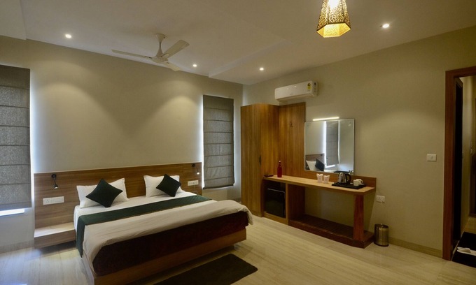 Haldwani Hotel | Cozy Kumaon Inn: Family-Friendly Stay with Breakfast