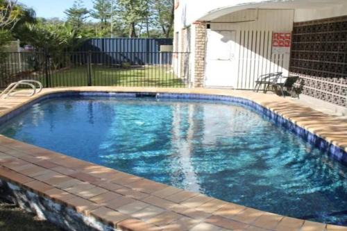 Mermaid Beach Apartment | Relax at Kundu Lodge - Family-Friendly with Pool Access