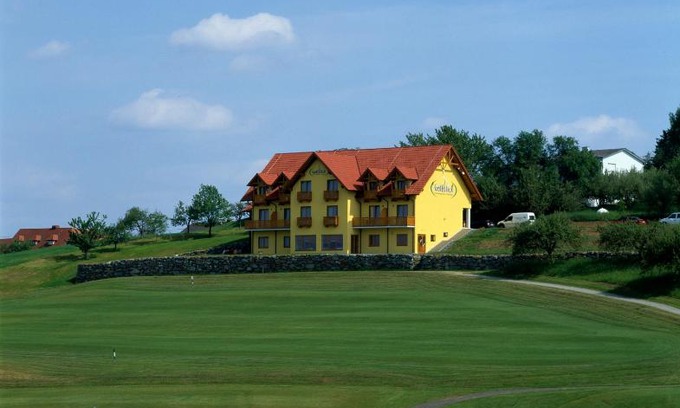 Burgauberg-Neudauberg Apartment | Cozy Kunstcafe Rooms: Pet-Friendly with Breakfast Included