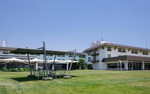 Kurashiki Hotel | Relax at Kurashiki Seaside Hotel with Pool & Hot Tub