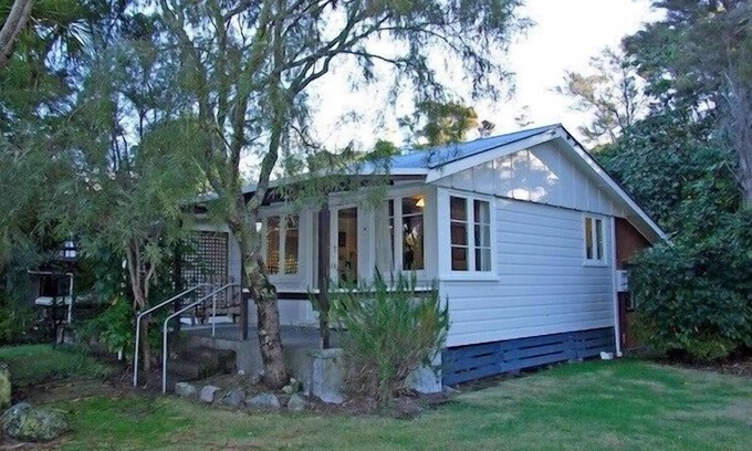 Pokura Pa Cottage | Keratu Bach: Oceanfront Retreat with Pet-Friendly Options