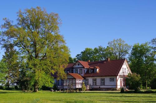 Poltsamaa Parish House | Relax at Kursi Summer Manor: Family-Friendly & Breakfast Included