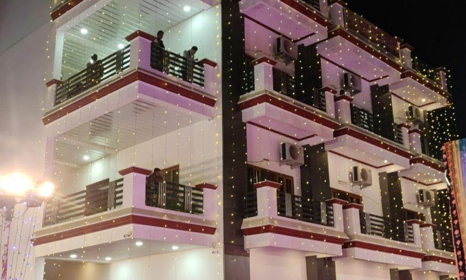 Bara Banki Hotel | Budget-Friendly Kushmanda Greens with Breakfast & Family Fun
