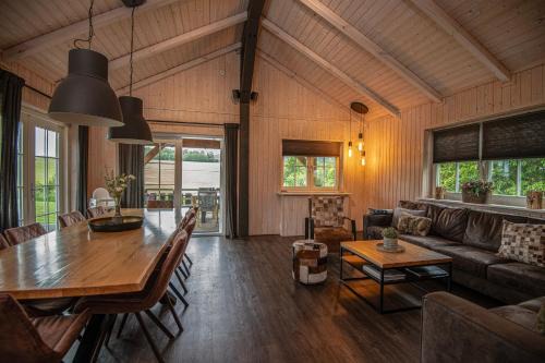 Kuestelberg Ski Chalet | Pet-Friendly Kustelberg Lodges with Hot Tub & High Ratings
