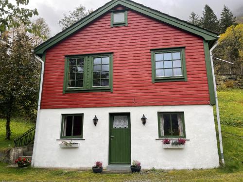 Eidfjord Apartment | Top-Rated Kvammen: Family-Friendly Retreat for All Ages