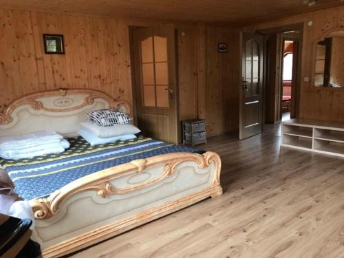 Yasinya House | Budget-Friendly Kvasy 838: Family-Friendly with Kitchenette