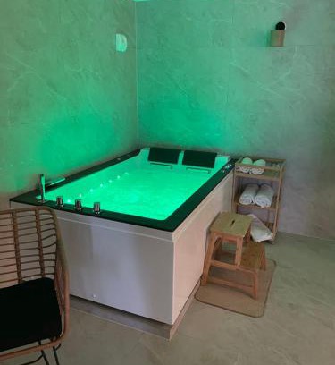 Dinsheim Apartment | Top-Rated KY Room with Hot Tub & Family-Friendly Amenities