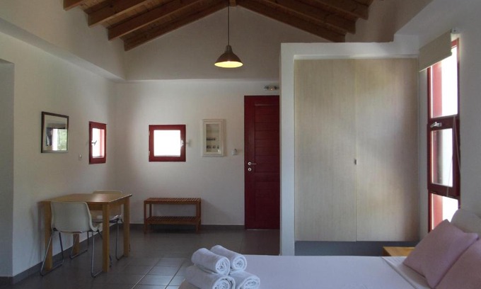 Charakas Apartment | Beautiful Kyfanta Studios & Apartments in Scenic Kyparissi