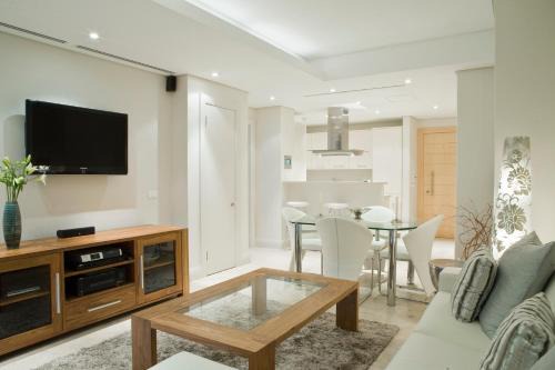 Victoria and Alfred Waterfront Apartment | Discover Kylemore 405 B: Family-Friendly with Pool Access