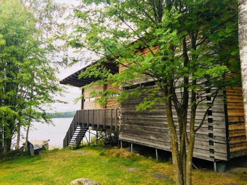Savonlinna Ski Chalet | Kyly: Oceanfront Retreat with Pet-Friendly Amenities