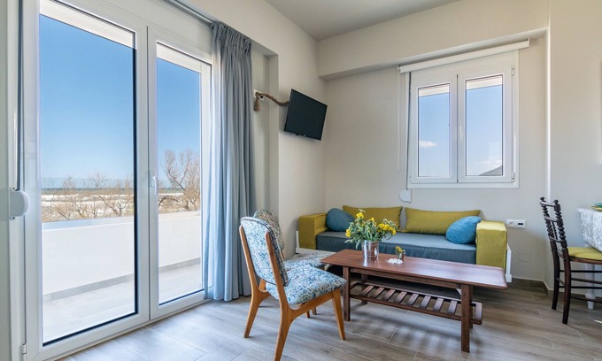 Filaki House | Oceanfront Kyma Seaside Apartment at Episkopi Beach