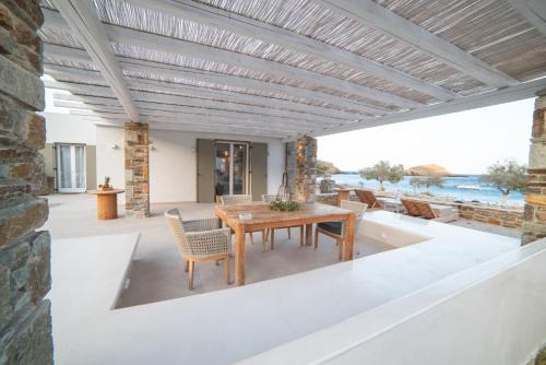 Kithnos House | Exquisite Kyma Suite with Oceanfront Views & Pet-Friendly Stay