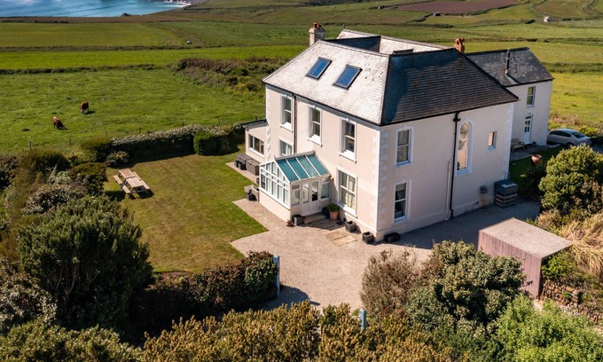 The Lizard House | KYNANCE BAY HOUSE, family friendly, country holiday cottage in Lizard