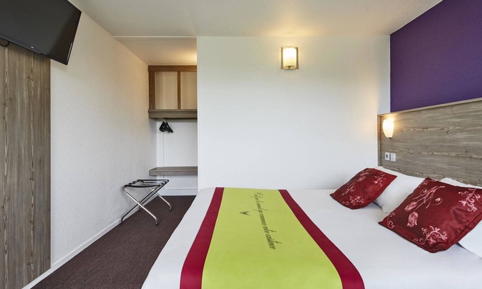 Fontaine-Notre-Dame Hotel | Discover Kyriad Cambrai: Family-Friendly with Great Dining