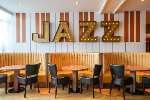 Bonneuil-sur-Marne Hotel | Comfortable Stay at Kyriad - Créteil with Pool & Restaurant
