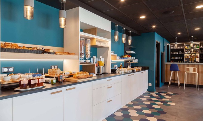 Souche Hotel | Welcoming Kyriad NIORT - Espace Mendes-France with Spa & Breakfast