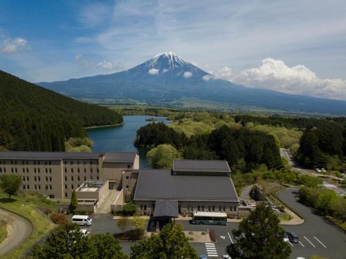 Fujinomiya Hotel | Discover Kyukamura Fuji: 4-Star Stay with Hot Tub & Dining