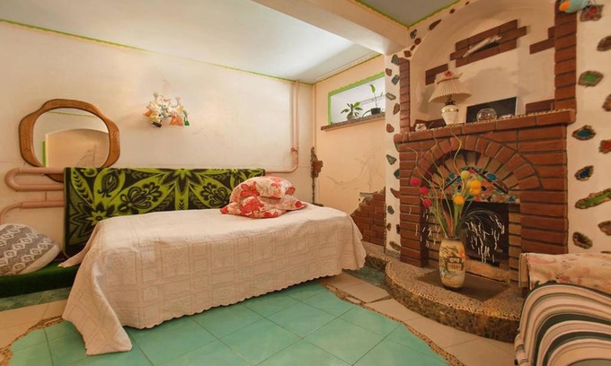 Kazan House | Charming Kyzyl-Armeyskaya Guest House with Pool & Hot Tub
