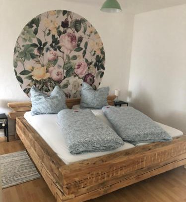 Happurg Apartment | Cozy Stay at Fewo Rose: Pet and Child Friendly Retreat