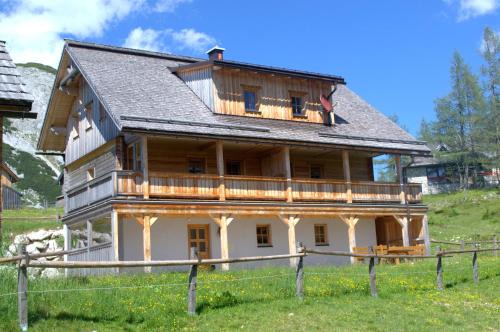Tauplitz Apartment | Discover Lärchenhütte: Pet-Friendly Retreat with Hot Tub