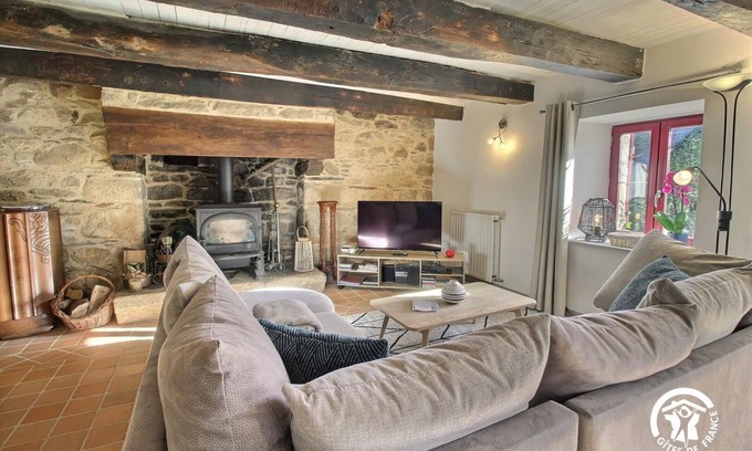 Plumeliau House | Explore Léontine: Family-Friendly Stay in Plumeliau