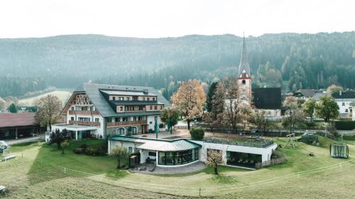 Sankt Margarethen im Lungau Hotel | Inviting Löckerwirt: Pet-Friendly Stays with Breakfast & More