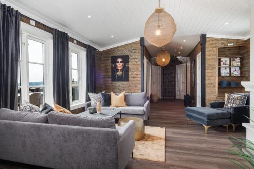 Loten Municipality Villa | Discover Løvsangeren: 6-Bedroom Retreat with Sauna