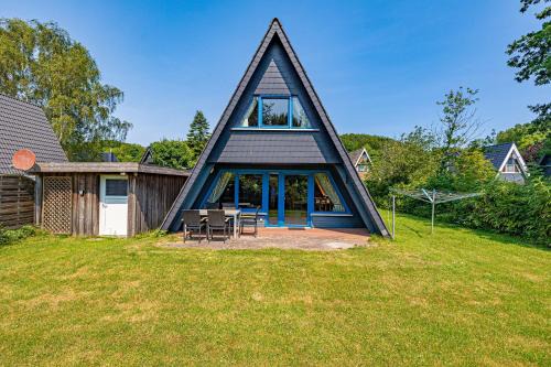 Damp House | Charming Lütt Hus: Oceanfront Retreat Near the Beach