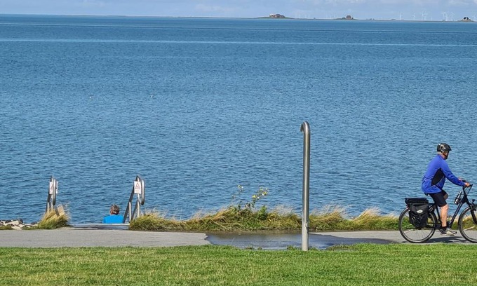Norderhafen Apartment | Inviting Lütt Moor: Oceanfront Spa & Family-Friendly Retreat