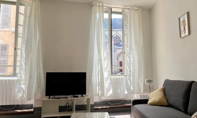 Nevers Apartment | Relax at L'écrin de Saint-cyr: Spa & Family-Friendly Retreat