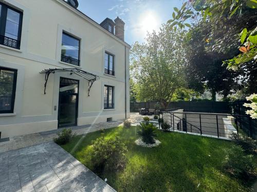 Dammarie Les Lys Apartment | Cozy Apartments in Dammarie-lè-Lys, France for Families