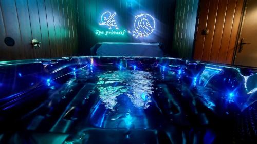Montigny-sur-Vence Hotel | Relaxing L&A Spa with Hot Tub and Kitchen Amenities