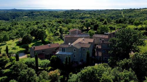 Marusici Apartment | Experience the Warmth of L'abbraccio della quercia Hotel