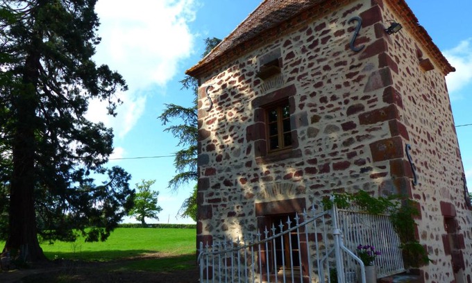 Le Donjon Bed & Breakfast | Guest Rated 9.6/10 at L'Abrejou: Family-Friendly Retreat