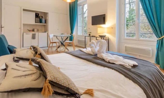 Aix-les-Bains City Center Apartment | Experience L'aix'capade Enchantée with Pool and Breakfast